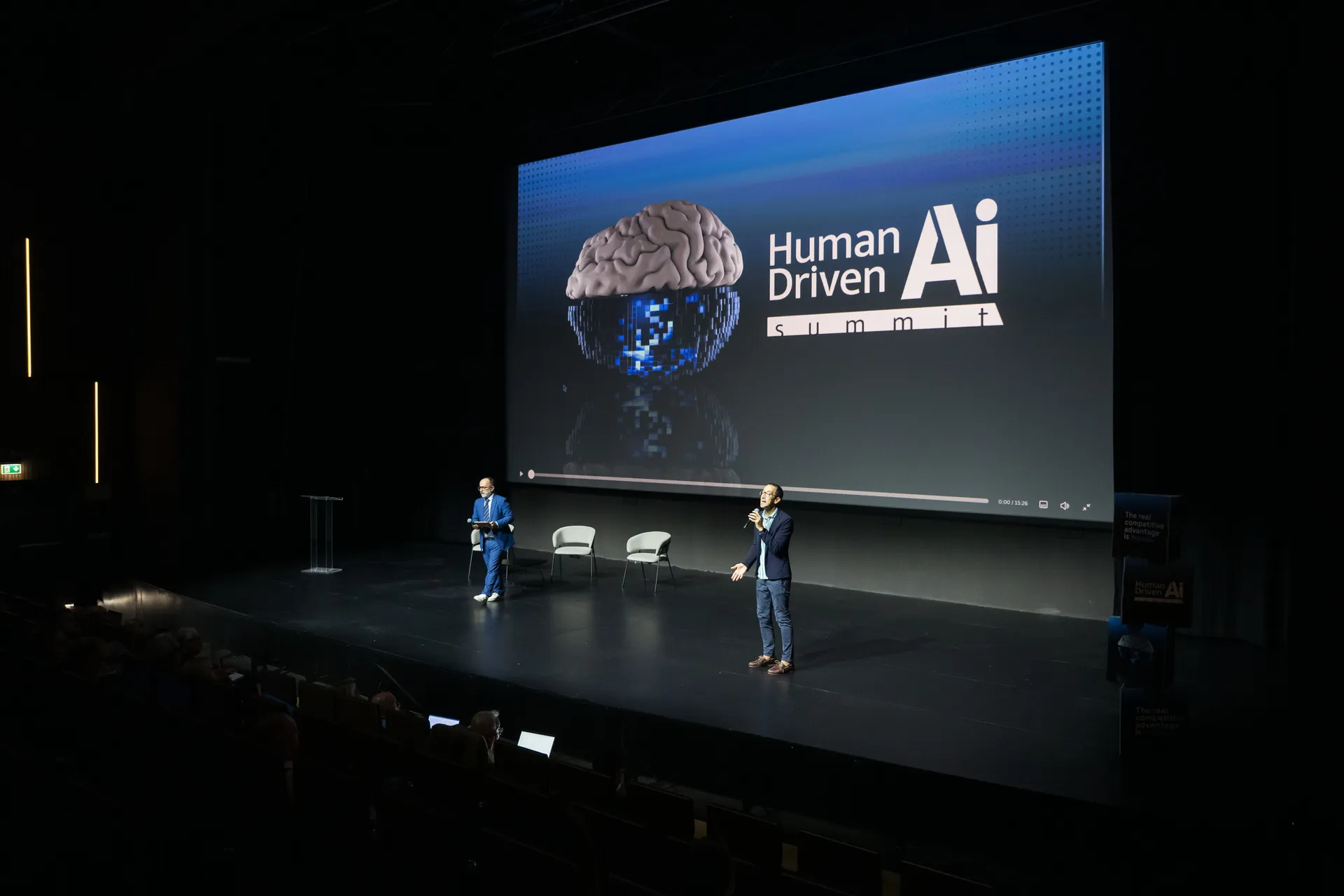 El escenario del Summit con el visual de Human Driven AI