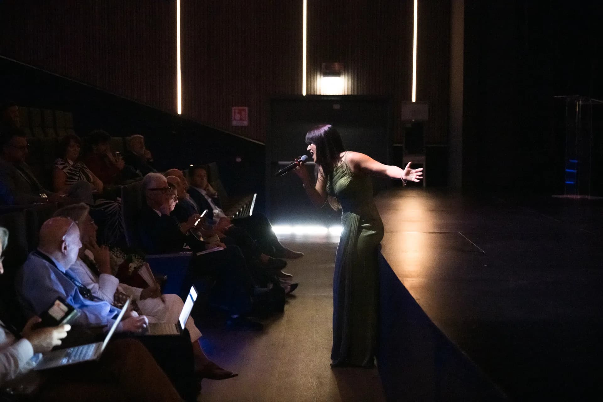 Una intervención en el escenario de la sala