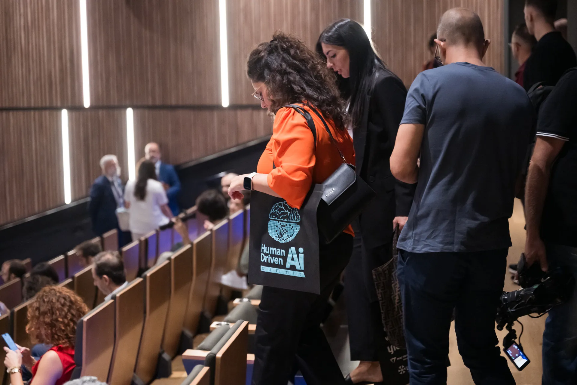 El público ocupa su sitio en la sala