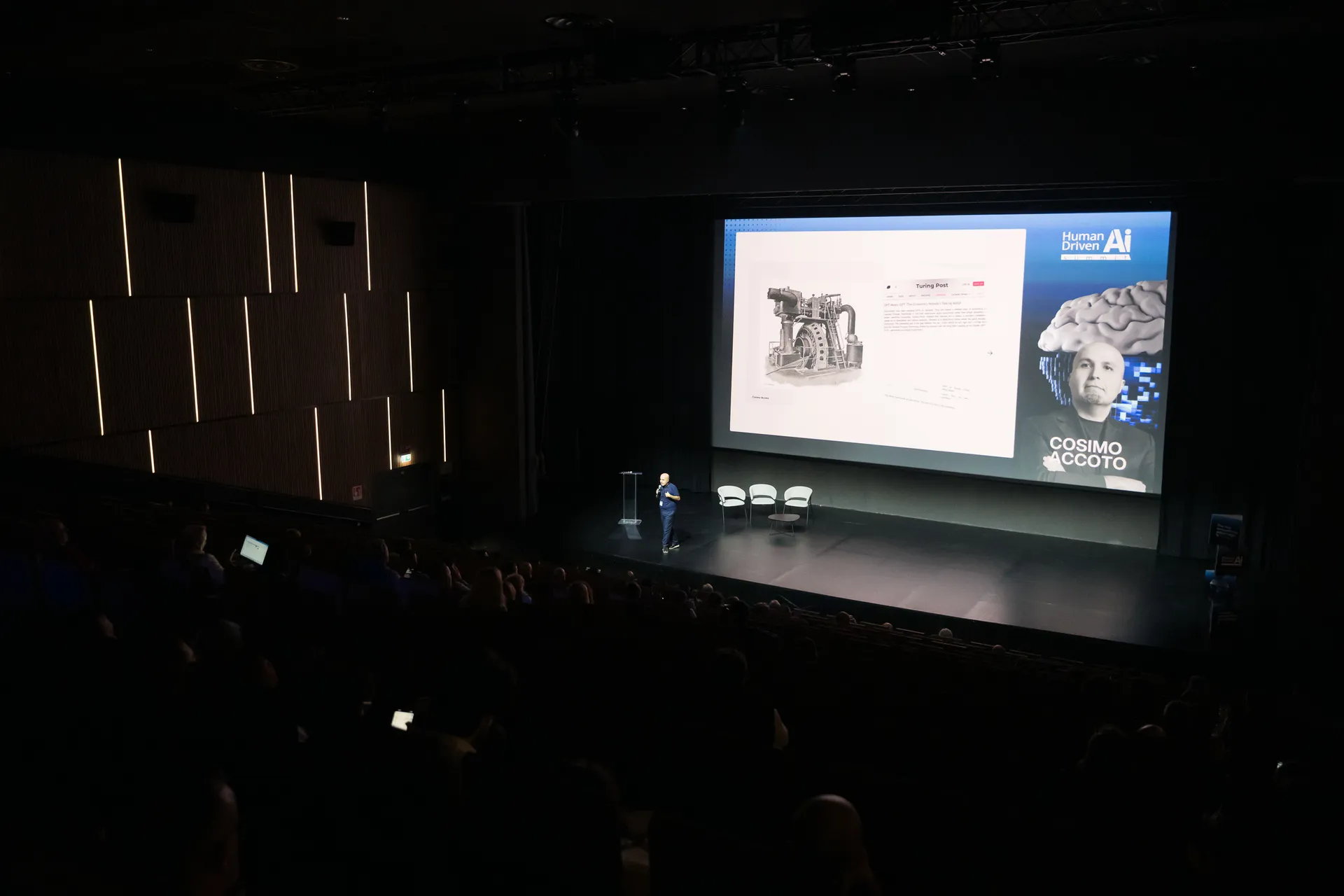 El escenario durante una presentación